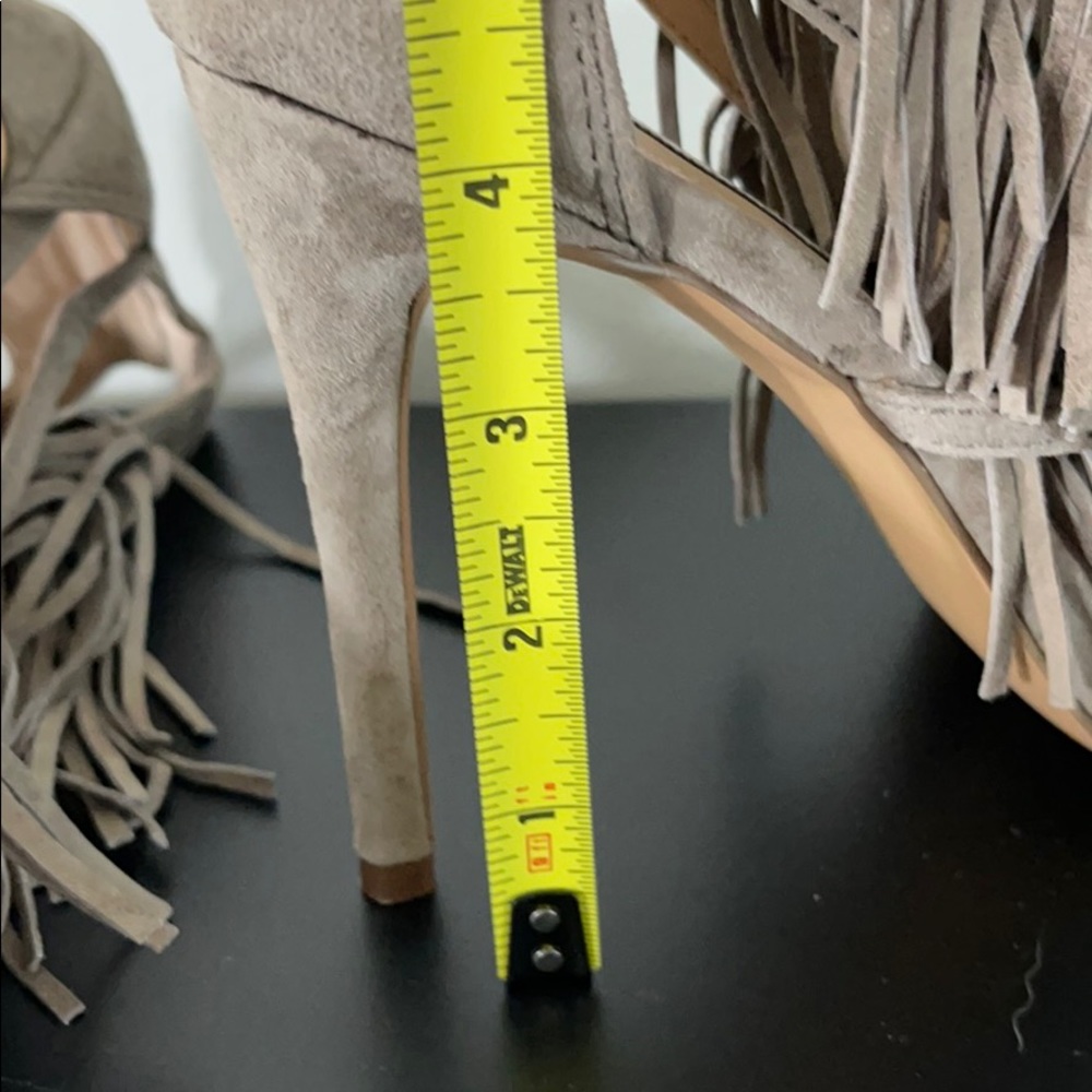 SOLD Steve Madden 3 tier fringe heel taupe sz 8 - Picture 9 of 9